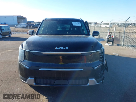 2024 Kia EV9 Wind z VIN KNDAFFS58R6022482, wystawiony jako IAAI lot #41688945 z przebiegiem 8 907 mil mil oraz . Historia ofert i sprzedaży dostępna na DreamBid. Obrazek 12.