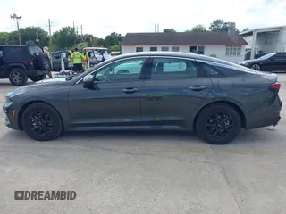 2025 Kia K5 LXS z VIN KNAG24J78S5275906, wystawiony jako IAAI lot #42006110 z przebiegiem 14 391 mil mil oraz . Historia ofert i sprzedaży dostępna na DreamBid. Obrazek 14.