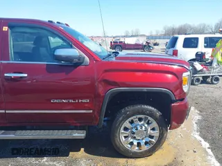 2016 GMC Sierra 2500HD Denali z VIN 1GT12UE87GF287056, wystawiony jako IAAI lot #41753772 z przebiegiem 284 546 mil mil oraz . Historia ofert i sprzedaży dostępna na DreamBid. Obrazek 13.