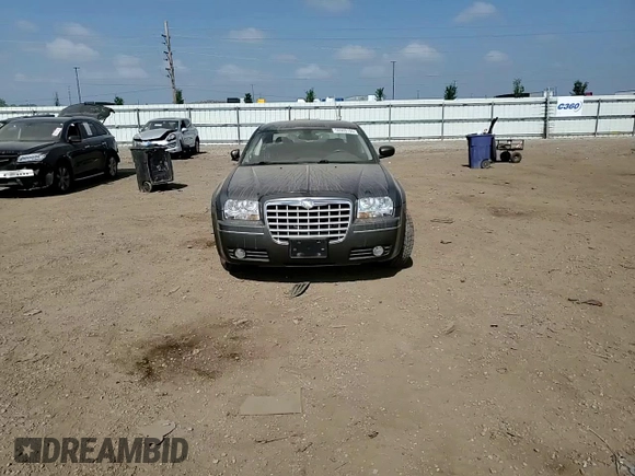 2008 Chrysler 300 Touring z VIN 2C3KA53G48H105566, wystawiony jako Copart lot #56949195 z przebiegiem 89 630 mil mil oraz Szkoda całkowita • Salvage title. Historia ofert i sprzedaży dostępna na DreamBid. Obrazek 13.