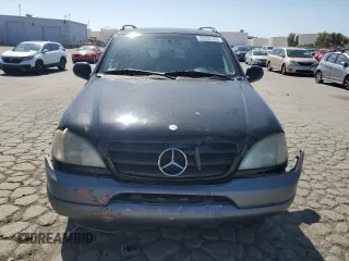 1998 Mercedes-Benz M 320/430/500 z VIN 4JGAB54E9WA012082, wystawiony jako Copart lot #55592125 z przebiegiem 77 350 mil mil oraz Szkoda całkowita • Salvage title. Historia ofert i sprzedaży dostępna na DreamBid. Obrazek 5.
