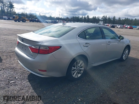 2013 Lexus ES 300h Hybrid with VIN JTHBW1GG1D2002302, listed as a IAAI auction lot 41902424 with 104,020 mi miles. Bid and sale history available at carsss.com. Image 4.