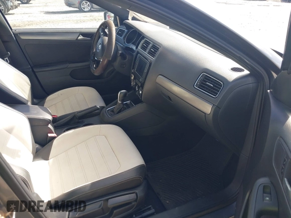 2016 Volkswagen Jetta Sport z VIN 3VWD17AJXGM302382, wystawiony jako IAAI lot #41441854 z przebiegiem 131 569 mil mil oraz . Historia ofert i sprzedaży dostępna na DreamBid. Obrazek 5.