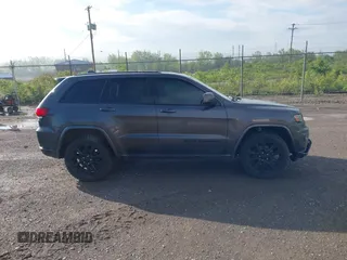2017 Jeep Grand Cherokee Laredo z VIN 1C4RJFAG1HC744669, wystawiony jako IAAI lot #42269885 z przebiegiem 123 271 mil mil oraz . Historia ofert i sprzedaży dostępna na DreamBid. Obrazek 13.