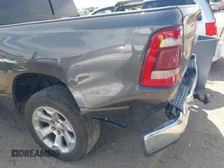 2019 Ram 1500 Big Horn z VIN 1C6RRFFG8KN743717, wystawiony jako IAAI lot #40321463 z przebiegiem 89 387 mil mil oraz . Historia ofert i sprzedaży dostępna na DreamBid. Obrazek 17.