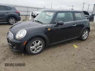 2013 MINI Hardtop z VIN WMWSU3C56DT685838, wystawiony jako Copart lot #84692954 z przebiegiem 65 690 mil mil oraz Czysty tytuł • Clean title. Historia ofert i sprzedaży dostępna na DreamBid. Obrazek 1.