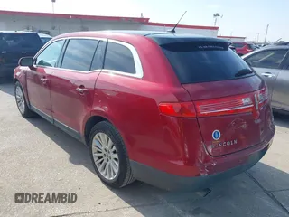 2014 Lincoln MKT EcoBoost z VIN 2LMHJ5AT9EBL55440, wystawiony jako IAAI lot #41589967 z przebiegiem 194 408 mil mil oraz . Historia ofert i sprzedaży dostępna na DreamBid. Obrazek 3.