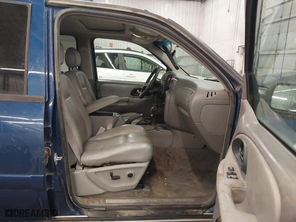 2005 Chevrolet TrailBlazer LT with VIN 1GNDT13S052136871, listed as a IAAI auction lot 41644035 with 174,070 mi miles. Bid and sale history available at carsss.com. Image 5.