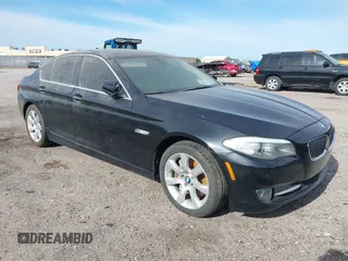 2011 BMW 5 Series 550i z VIN WBAFR9C59BC617875, wystawiony jako IAAI lot #42254957 z przebiegiem 156 514 mil mil oraz . Historia ofert i sprzedaży dostępna na DreamBid. Obrazek 1.