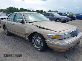 1997 Mercury Grand Marquis GS z VIN 2MELM74W5VX695768, wystawiony jako IAAI lot #42535289 z przebiegiem 86 315 mil mil oraz . Historia ofert i sprzedaży dostępna na DreamBid. Obrazek 1.