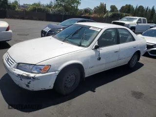 1997 Toyota Camry LE z VIN JT2BG22K7V0005405, wystawiony jako Copart lot #58988545 z przebiegiem 268 952 mil mil oraz Szkoda całkowita • Salvage title. Historia ofert i sprzedaży dostępna na DreamBid. Obrazek 1.
