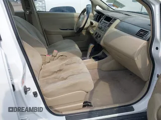 2009 Nissan Versa S z VIN 3N1BC11E49L453900, wystawiony jako IAAI lot #42390381 z przebiegiem 177 534 mil mil oraz . Historia ofert i sprzedaży dostępna na DreamBid. Obrazek 5.