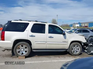 2008 GMC Yukon SLT w/4SB with VIN 1GKFK13078R209074, listed as a IAAI auction lot 41869070 with 180,950 mi miles. Bid and sale history available at carsss.com. Image 13.