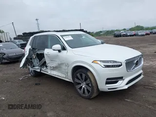 2023 Volvo XC90 Plus z VIN YV4H600N2P1975520, wystawiony jako IAAI lot #42389524 z przebiegiem 24 327 mil mil oraz . Historia ofert i sprzedaży dostępna na DreamBid. Obrazek 1.