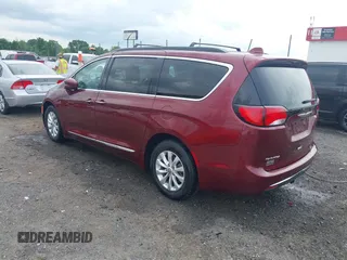 2017 Chrysler Pacifica Touring L z VIN 2C4RC1BG0HR702383, wystawiony jako IAAI lot #42124646 z przebiegiem 141 704 mil mil oraz . Historia ofert i sprzedaży dostępna na DreamBid. Obrazek 3.