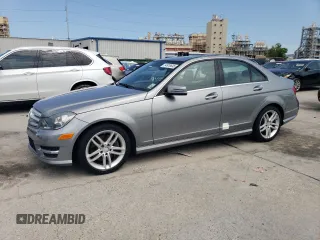 2013 Mercedes-Benz C 300 Sport z VIN WDDGF8AB9DR301692, wystawiony jako Copart lot #54919645 z przebiegiem 58 482 mil mil oraz Szkoda całkowita • Salvage title. Historia ofert i sprzedaży dostępna na DreamBid. Obrazek 1.