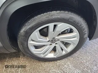 2023 Volkswagen Atlas SE z VIN 1V2HR2CA5PC526012, wystawiony jako IAAI lot #42796408 z przebiegiem 41 216 mil mil oraz . Historia ofert i sprzedaży dostępna na DreamBid. Obrazek 42.
