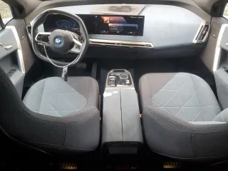 2022 BMW iX xDrive50 z VIN WB523CF08NCK28256, wystawiony jako Copart lot #58966325 z przebiegiem 20 721 mil mil oraz Szkoda całkowita • Salvage title. Historia ofert i sprzedaży dostępna na DreamBid. Obrazek 8.