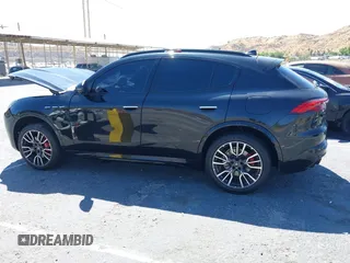 2023 Maserati Grecale Modena z VIN ZN682AVM4P7427440, wystawiony jako IAAI lot #40210925 z przebiegiem Nie podano mil oraz . Historia ofert i sprzedaży dostępna na DreamBid. Obrazek 14.