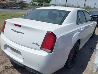 2019 Chrysler 300 S z VIN 2C3CCABG2KH604978, wystawiony jako IAAI lot #42057351 z przebiegiem 69 986 mil mil oraz . Historia ofert i sprzedaży dostępna na DreamBid. Obrazek 4.