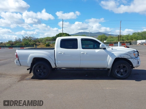 2014 Toyota Tacoma PreRunner z VIN 3TMJU4GN8EM160522, wystawiony jako IAAI lot #42207788 z przebiegiem 103 361 mil mil oraz . Historia ofert i sprzedaży dostępna na DreamBid. Obrazek 13.