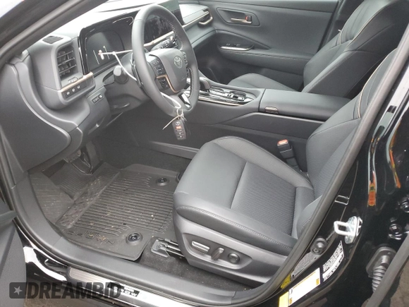 2025 Toyota Crown XLE z VIN JTDACAAJ2S3005145, wystawiony jako Copart lot #83639734 z przebiegiem 203 mil mil oraz Szkody całkowita. Historia ofert i sprzedaży dostępna na DreamBid. Obrazek 7.
