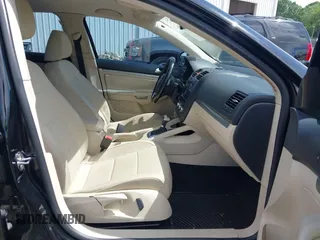 2010 Volkswagen Jetta Limited Edition z VIN 3VWAX7AJXAM128855, wystawiony jako IAAI lot #42355754 z przebiegiem 131 845 mil mil oraz . Historia ofert i sprzedaży dostępna na DreamBid. Obrazek 5.