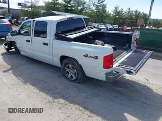 2006 Dodge Dakota SLT z VIN 1D7HW48K06S676241, wystawiony jako IAAI lot #41986300 z przebiegiem 112 215 mil mil oraz . Historia ofert i sprzedaży dostępna na DreamBid. Obrazek 3.