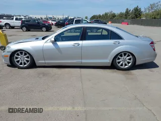 2007 Mercedes-Benz S 550 z VIN WDDNG71X77A018785, wystawiony jako IAAI lot #42114156 z przebiegiem 177 269 mil mil oraz . Historia ofert i sprzedaży dostępna na DreamBid. Obrazek 14.