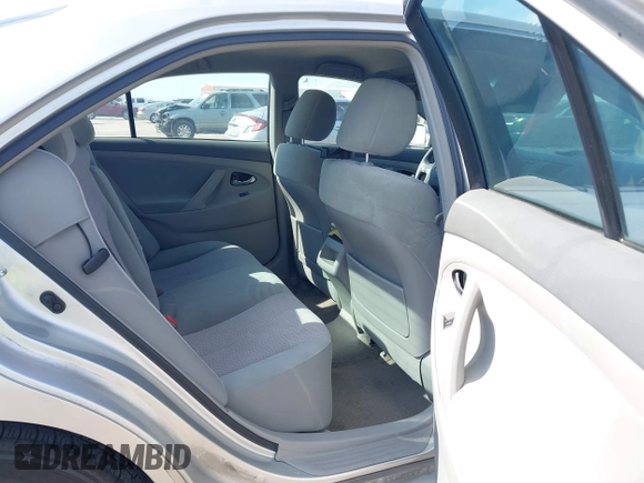 2011 Toyota Camry LE z VIN 4T1BF3EKXBU180291, wystawiony jako IAAI lot #42037125 z przebiegiem 242 462 mil mil oraz . Historia ofert i sprzedaży dostępna na DreamBid. Obrazek 8.