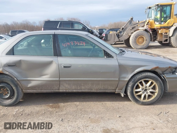 2001 Toyota Camry LE z VIN 4T1BF28K81U116710, wystawiony jako IAAI lot #41923429 z przebiegiem 145 741 mil mil oraz . Historia ofert i sprzedaży dostępna na DreamBid. Obrazek 6.