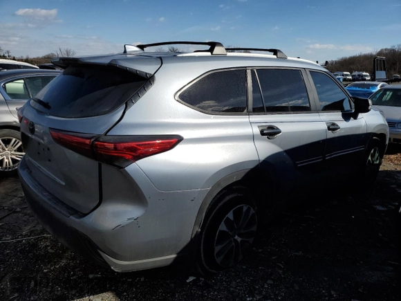 2023 Toyota Highlander L z VIN 5TDKDRAH5PS518845, wystawiony jako Copart lot #42203195 z przebiegiem 31 134 mil mil oraz Szkoda całkowita • Salvage title. Historia ofert i sprzedaży dostępna na DreamBid. Obrazek 3.