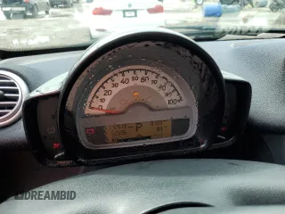2013 Smart fortwo Pure z VIN WMEEJ3BA7DK599596, wystawiony jako Copart lot #73166994 z przebiegiem 110 919 mil mil oraz Szkoda całkowita • Salvage title. Historia ofert i sprzedaży dostępna na DreamBid. Obrazek 9.