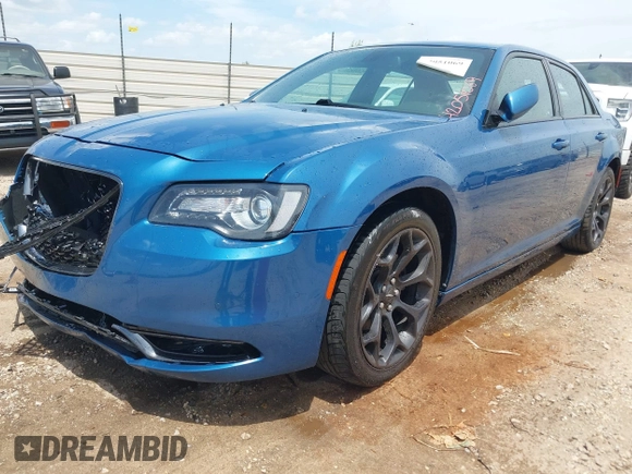 2020 Chrysler 300 S z VIN 2C3CCABG7LH188735, wystawiony jako IAAI lot #42051069 z przebiegiem 83 536 mil mil oraz . Historia ofert i sprzedaży dostępna na DreamBid. Obrazek 2.