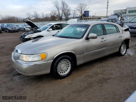 2001 Lincoln Town Car Executive with VIN 1LNHM81W81Y700002, listed as a Copart auction lot 47018365 with 129,456 mi miles and Salvage Title. Bid and sale history available at carsss.com. Image 1.