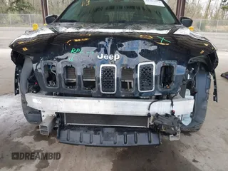 2019 Jeep Cherokee Latitude with VIN 1C4PJMCX9KD255382, listed as a IAAI auction lot 41903951 with 139,741 mi miles. Bid and sale history available at carsss.com. Image 6.