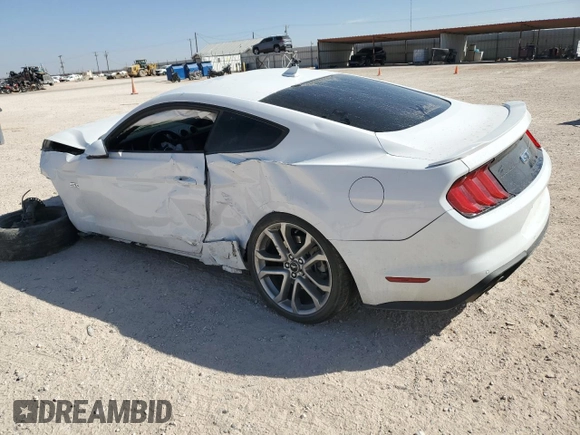 2021 Ford Mustang GT z VIN 1FA6P8CF2M5117291, wystawiony jako Copart lot #46327595 z przebiegiem Nie podano mil oraz Szkody całkowita. Historia ofert i sprzedaży dostępna na DreamBid. Obrazek 2.