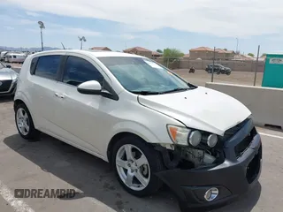 2015 Chevrolet Sonic LTZ z VIN 1G1JE6SB1F4164892, wystawiony jako IAAI lot #42359377 z przebiegiem 104 248 mil mil oraz . Historia ofert i sprzedaży dostępna na DreamBid. Obrazek 1.