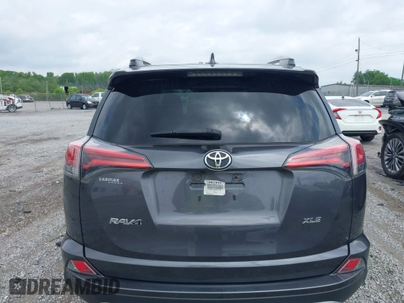 2018 Toyota RAV4 XLE z VIN 2T3WFREV8JW429188, wystawiony jako IAAI lot #42121963 z przebiegiem 133 462 mil mil oraz . Historia ofert i sprzedaży dostępna na DreamBid. Obrazek 16.