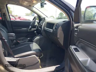 2016 Jeep Compass Latitude z VIN 1C4NJCEA8GD793945, wystawiony jako IAAI lot #42466640 z przebiegiem 110 341 mil mil oraz . Historia ofert i sprzedaży dostępna na DreamBid. Obrazek 5.