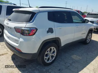 2024 Jeep Compass Latitude with VIN 3C4NJDBN5RT119388, listed as a IAAI auction lot 41971926 with 32,709 mi miles. Bid and sale history available at carsss.com. Image 4.