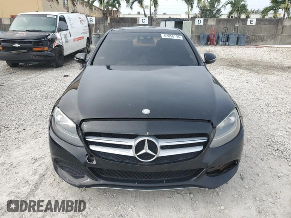 2017 Mercedes-Benz C 300 z VIN 55SWF4JB5HU197727, wystawiony jako Copart lot #62856795 z przebiegiem Nie podano mil oraz Czysty tytuł • Clean title. Historia ofert i sprzedaży dostępna na DreamBid. Obrazek 5.
