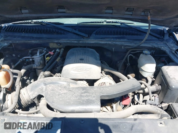 2005 Chevrolet Suburban LS z VIN 1GNEC16Z15J211046, wystawiony jako IAAI lot #42453120 z przebiegiem Nie podano mil oraz . Historia ofert i sprzedaży dostępna na DreamBid. Obrazek 10.