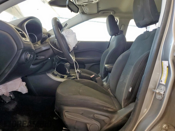 2020 Jeep Compass Sport z VIN 3C4NJDAB4LT174073, wystawiony jako Copart lot #61958075 z przebiegiem 105 000 mil mil oraz Szkoda całkowita • Salvage title. Historia ofert i sprzedaży dostępna na DreamBid. Obrazek 7.