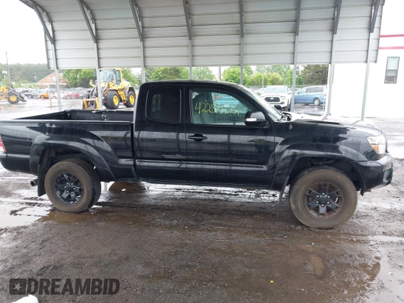 2015 Toyota Tacoma z VIN 5TFUX4EN8FX034499, wystawiony jako IAAI lot #42254201 z przebiegiem 177 756 mil mil oraz . Historia ofert i sprzedaży dostępna na DreamBid. Obrazek 13.
