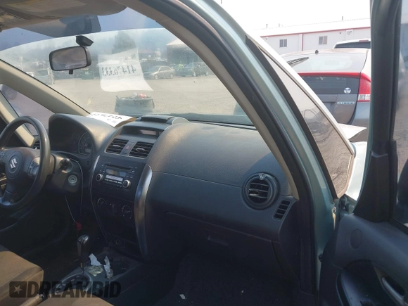 2009 Suzuki SX4 Sport FWD z VIN JS2YC414996201530, wystawiony jako IAAI lot #41476333 z przebiegiem 148 263 mil mil oraz . Historia ofert i sprzedaży dostępna na DreamBid. Obrazek 5.