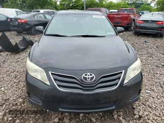 2010 Toyota Camry z VIN 4T1BF3EK8AU037547, wystawiony jako Copart lot #59762365 z przebiegiem 106 637 mil mil oraz Szkoda całkowita • Salvage title. Historia ofert i sprzedaży dostępna na DreamBid. Obrazek 5.