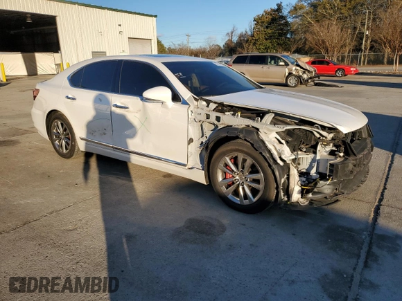 2015 Lexus LS 460 z VIN JTHCL5EF5F5024173, wystawiony jako Copart lot #83751124 z przebiegiem 129 730 mil mil oraz Szkoda całkowita • Salvage title. Historia ofert i sprzedaży dostępna na DreamBid. Obrazek 4.