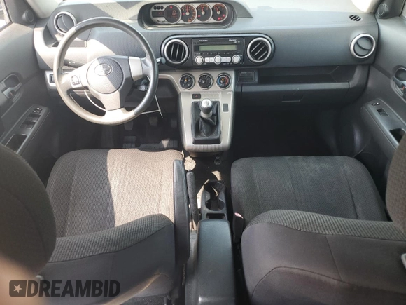 2008 Scion xB z VIN JTLKE50E581031810, wystawiony jako Copart lot #59283915 z przebiegiem 230 028 mil mil oraz Czysty tytuł • Clean title. Historia ofert i sprzedaży dostępna na DreamBid. Obrazek 8.