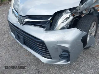 2018 Toyota Sienna LE Auto Access Seat with VIN 5TDKZ3DC5JS945951, listed as a IAAI auction lot 41689856 with 103,537 mi miles. Bid and sale history available at carsss.com. Image 19.